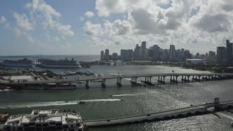 Vista-Aérea-Del-Puente-De-Miami-Cerca-De-La-Isla-Biscayne-Con-Paisaje-Urbano-Y-Barcos-De-Lujo