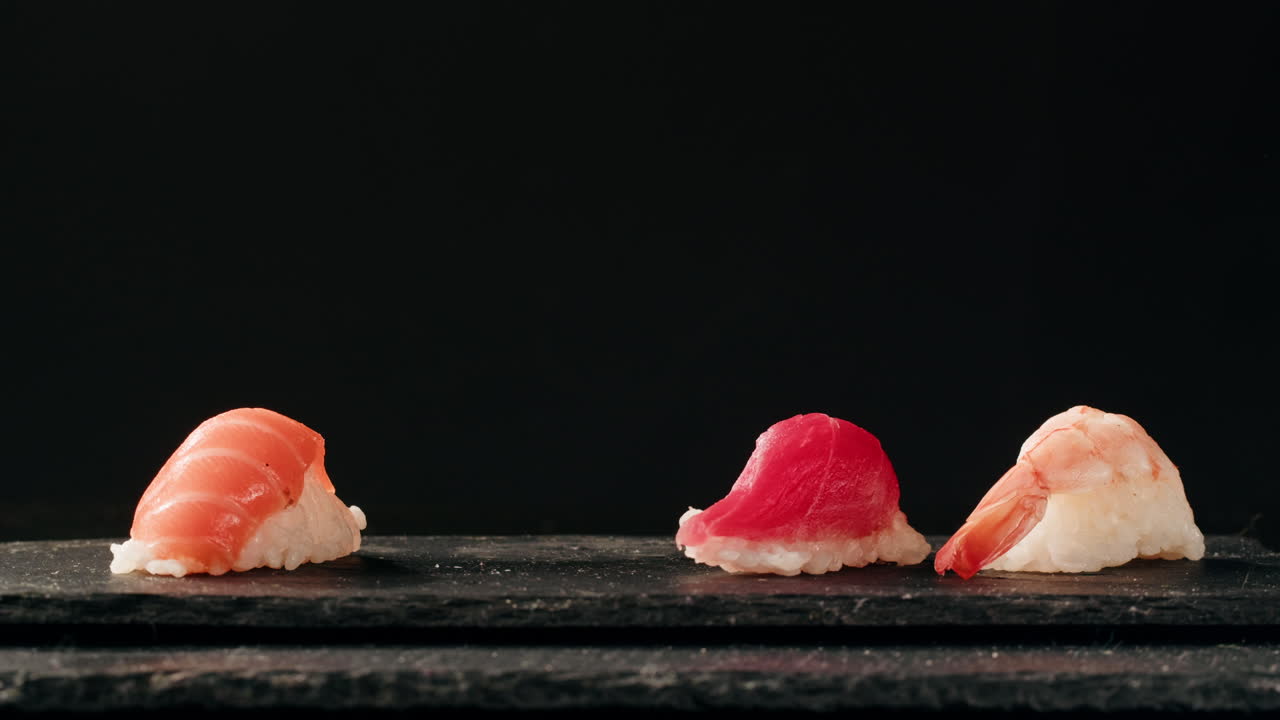 刺身盛り合わせ、日本食レストラン、モダンなカフェで提供される新鮮なマグロとサーモンの切り身、伝統料理、生の赤身魚料理、オメガ3
