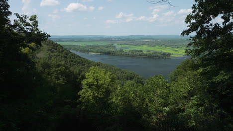 Vista-Panorámica-Del-Río-Mississippi-Desde-El-Parque-Estatal-Great-River-Bluffs-En-Minnesota,-EE.UU.