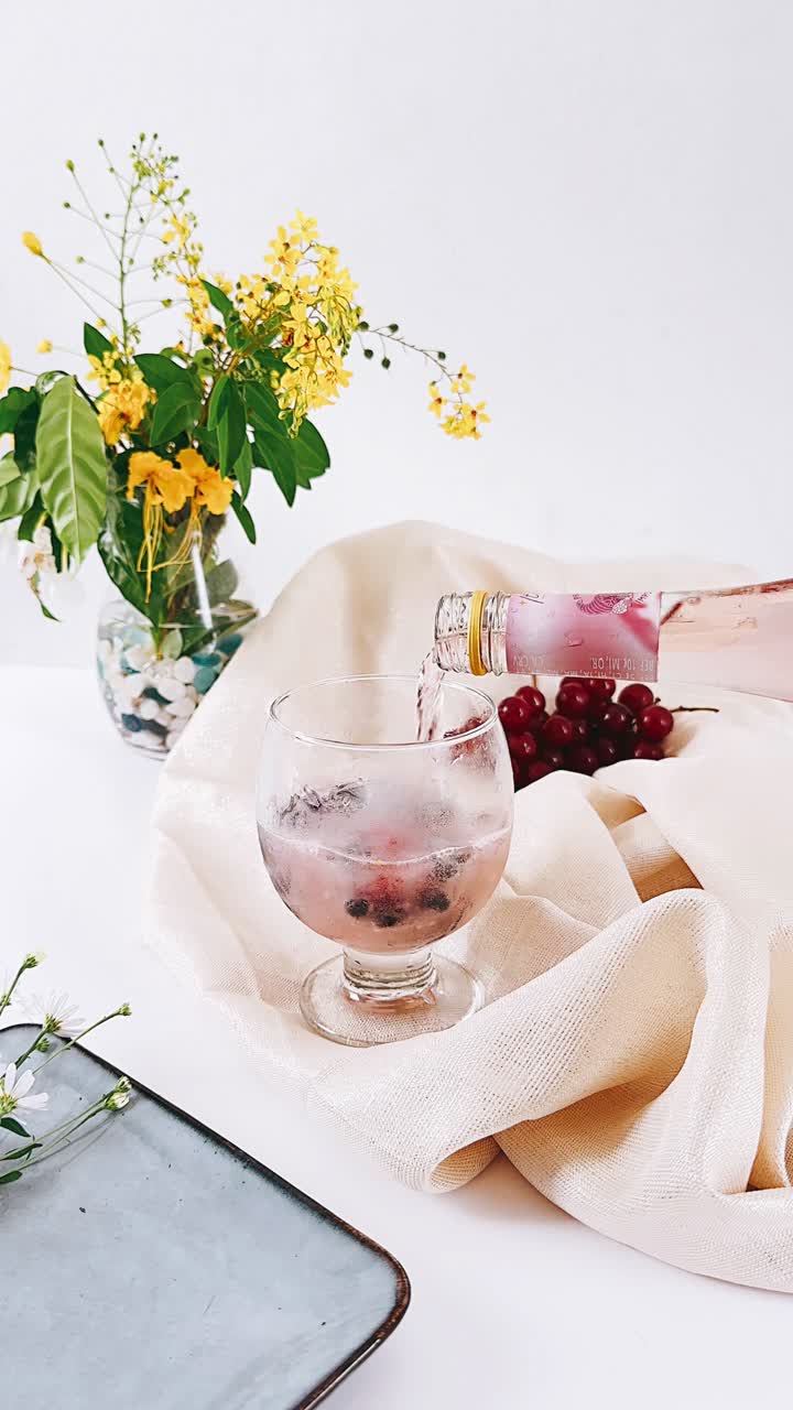Spritzer di vino rosato con frutti di bosco e fiori