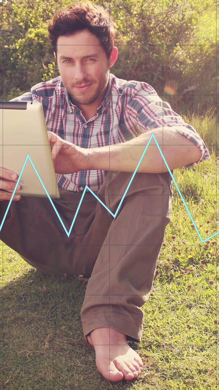 Video verticale: Uomo che tocca un tablet, analizzando dati finanziari e generando un grafico a linee blu in sovrimpressione.