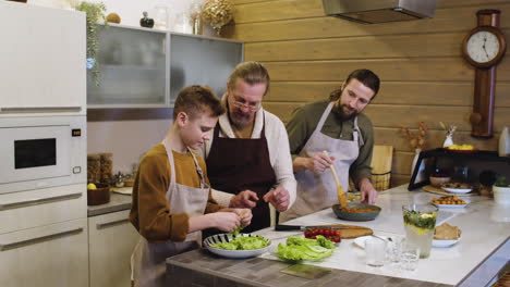 hombres caucásicos y niño en la cocina