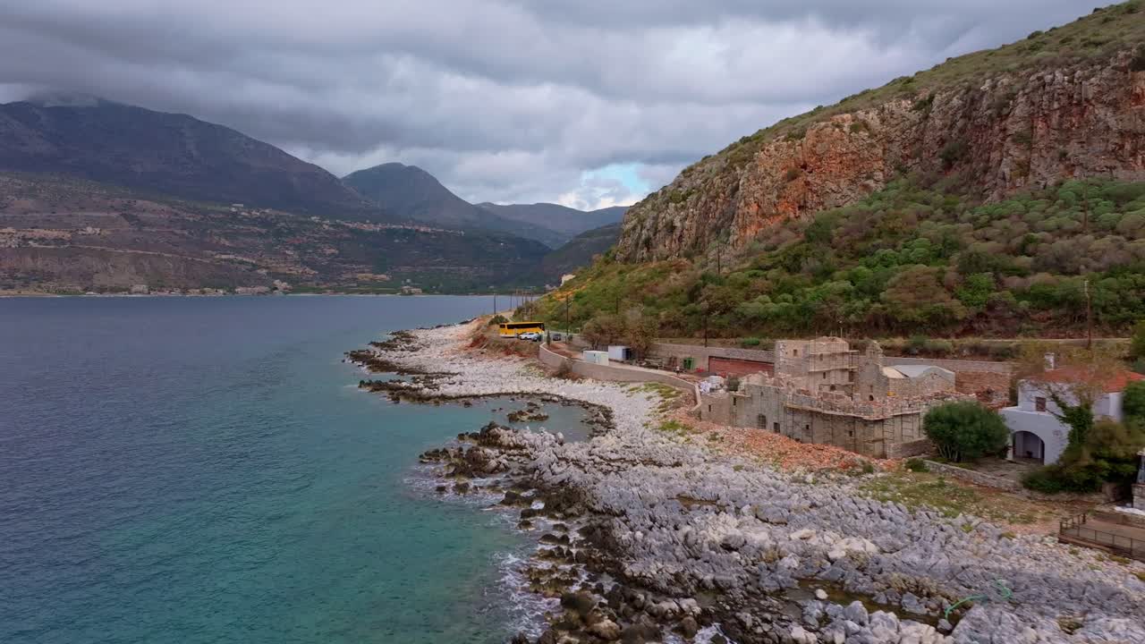 Borgo marinaro con case in pietra e barca da pesca ormeggiata, Limeni, Grecia