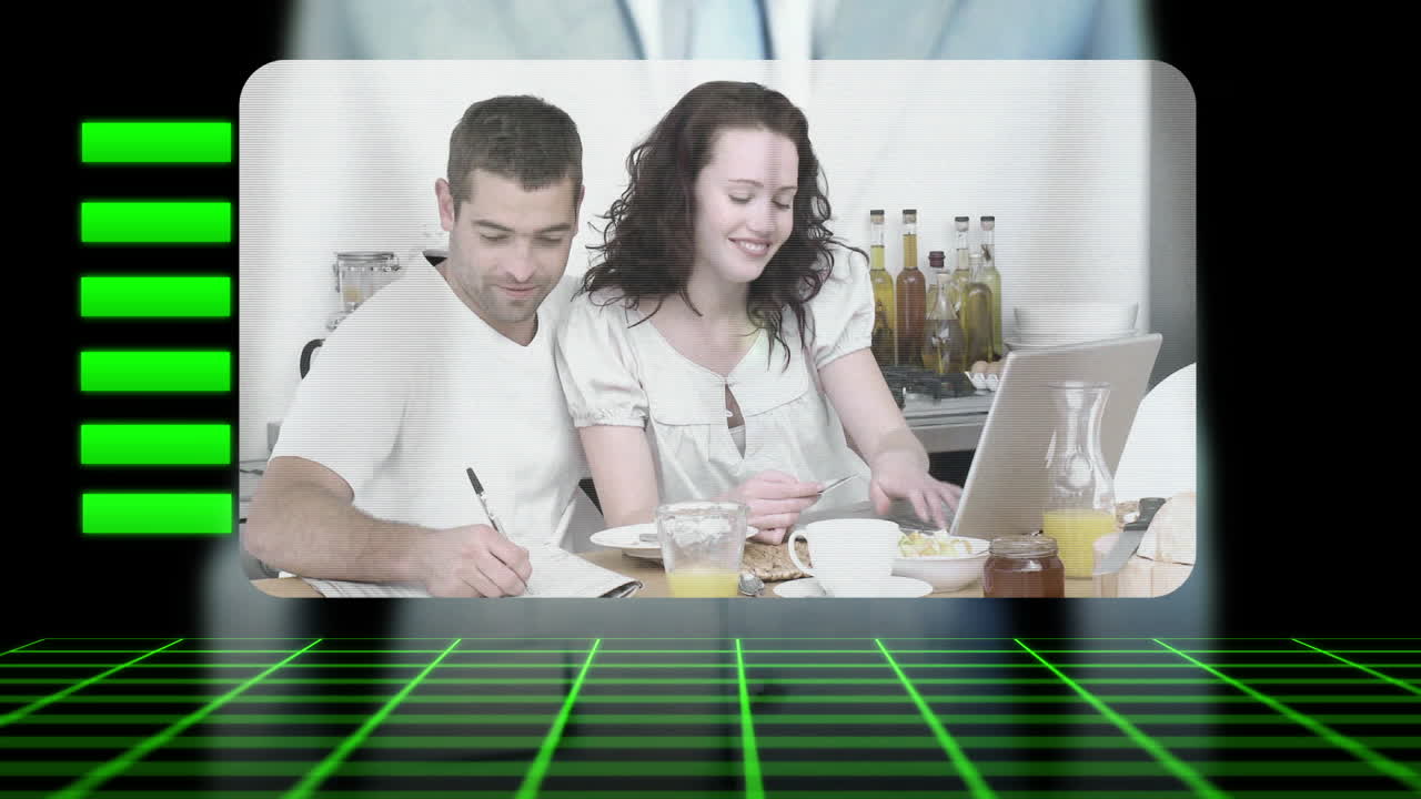 рука бизнесмена, активирующего видео о семьях с помощью ноутбука