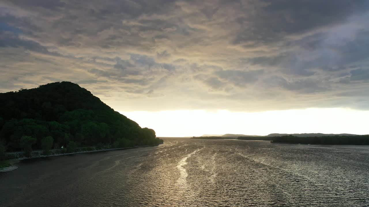 극적인 구름과 함께 강 풍경