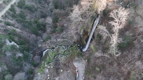 Drohnenansicht,-Wasserfluss-Im-Grünen,-Naturschönheiten