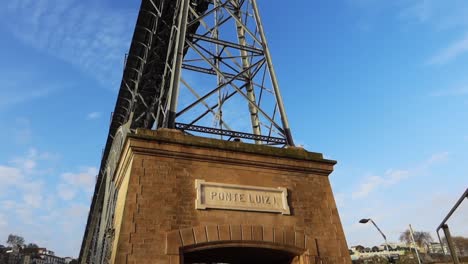 Tiefwinkel-Kippaufnahme-Unter-Der-Luis-i-Brücke-In-Porto,-Portugal