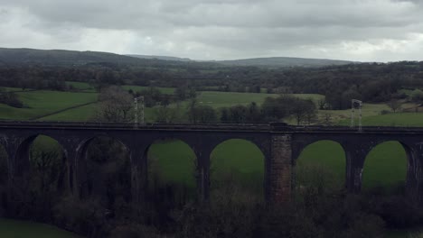 Una-Vista-Aérea-Del-Gran-Viaducto-Del-Puente-Ferroviario-De-Buxton-En-El-Parque-Nacional-Del-Distrito-Pico-De-Derbyshire,-Una-Concurrida-Vía-De-Tren-En-La-Hermosa-Campiña-De-Derbyshire,-Fotografía-Aérea