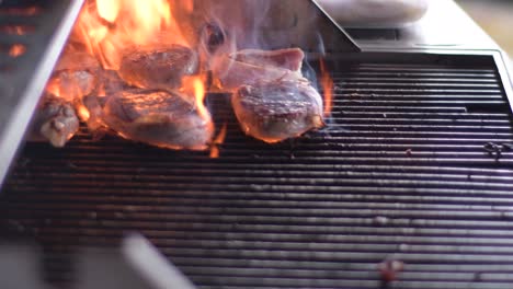 Ein-Filet-Mignon-Gegrillt,-Während-Speck-Fett-Verbrennt