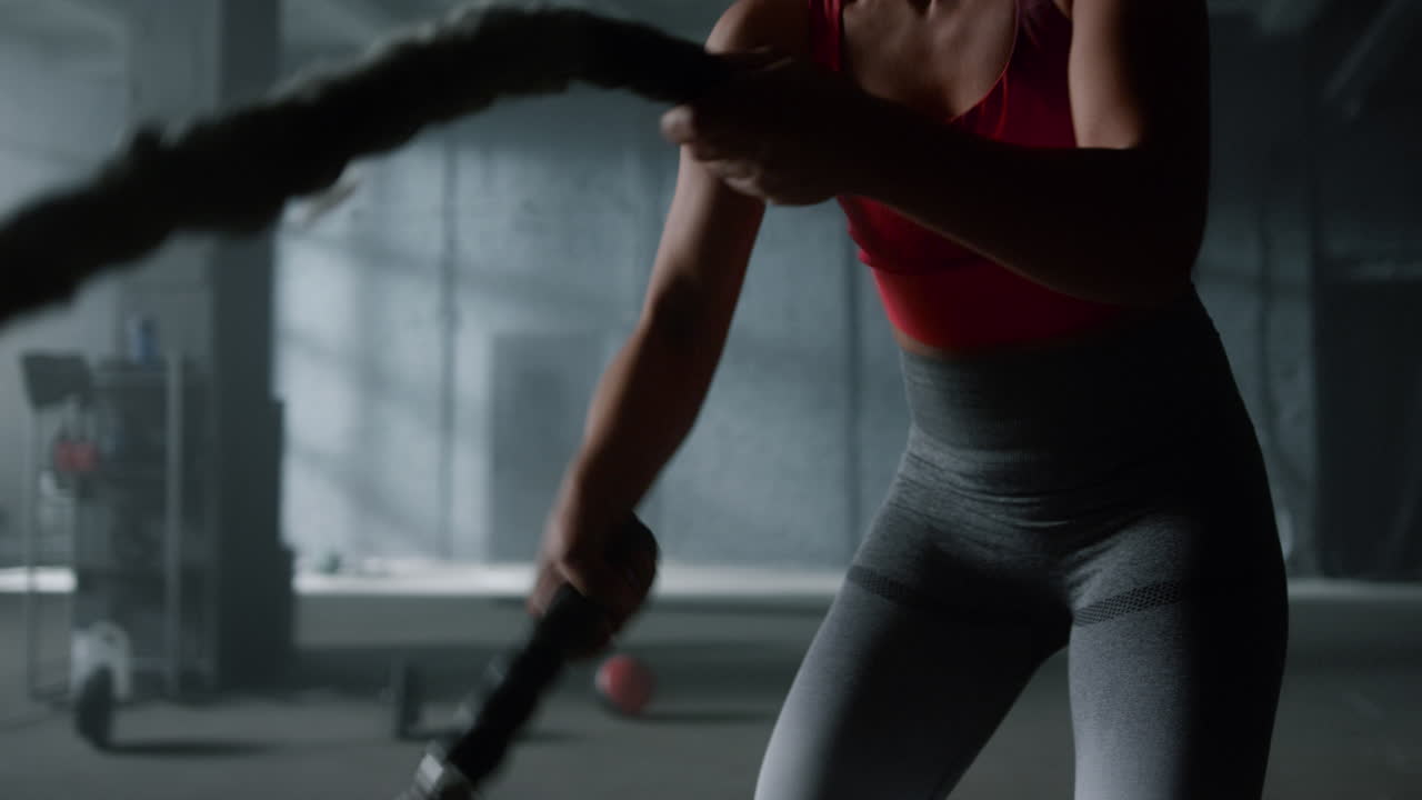 전투 로프로 피트니스 운동을 하는 여자. 아프로 소녀 훈련 몸