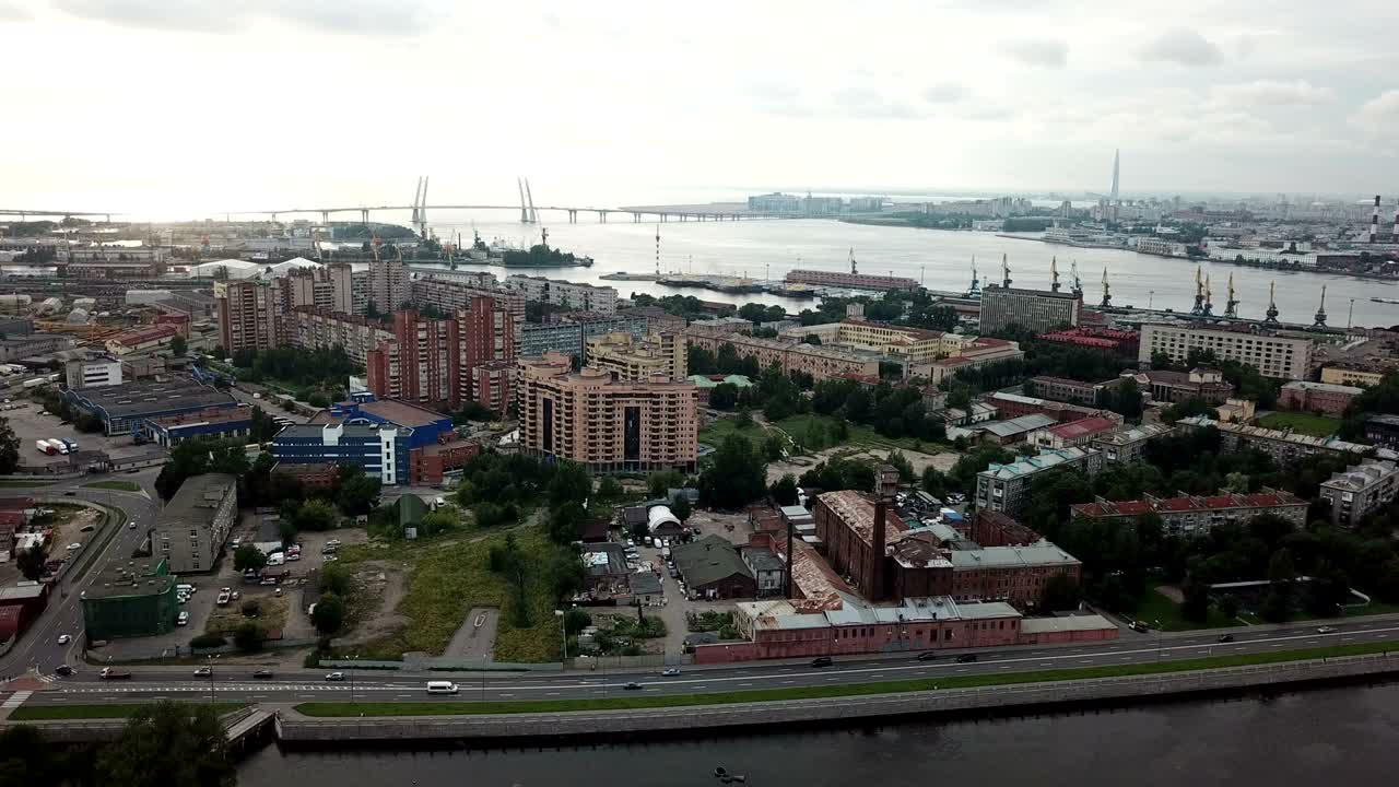 vista de avión no tripulado de la parte industrial de san petersburgo, la isla de kanonersky con diámetro de alta velocidad occidental y el golfo de finlandia en el horizonte