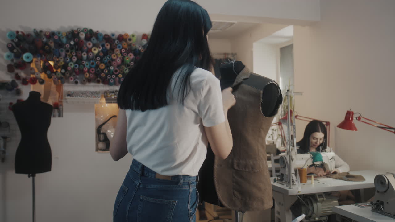 diseñador de moda que trabaja en estudio