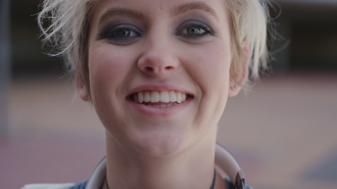 클로즈업 초상화 자신감 있는 젊은 여성 학생 미소 행복 편안한 라이프 스타일을 즐기는 아름다운 트렌디한 소녀 느린 동작