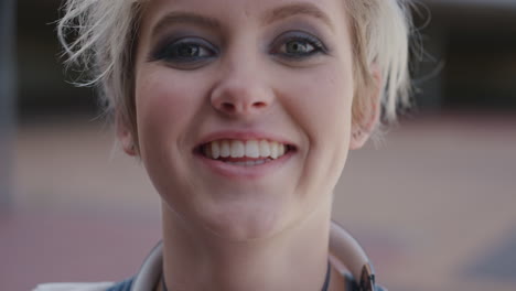 retrato de cerca mujer joven confiada estudiante sonriendo feliz disfrutando de un estilo de vida relajado hermosa chica de moda cámara lenta