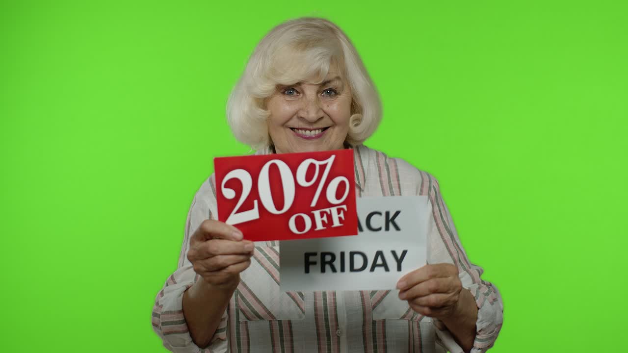 la abuela mayor que muestra el viernes negro y el 20 por ciento de descuento inscripciones publicitarias