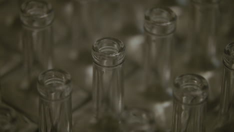 primer plano panorámico de cuellos de botellas de licor de vidrio