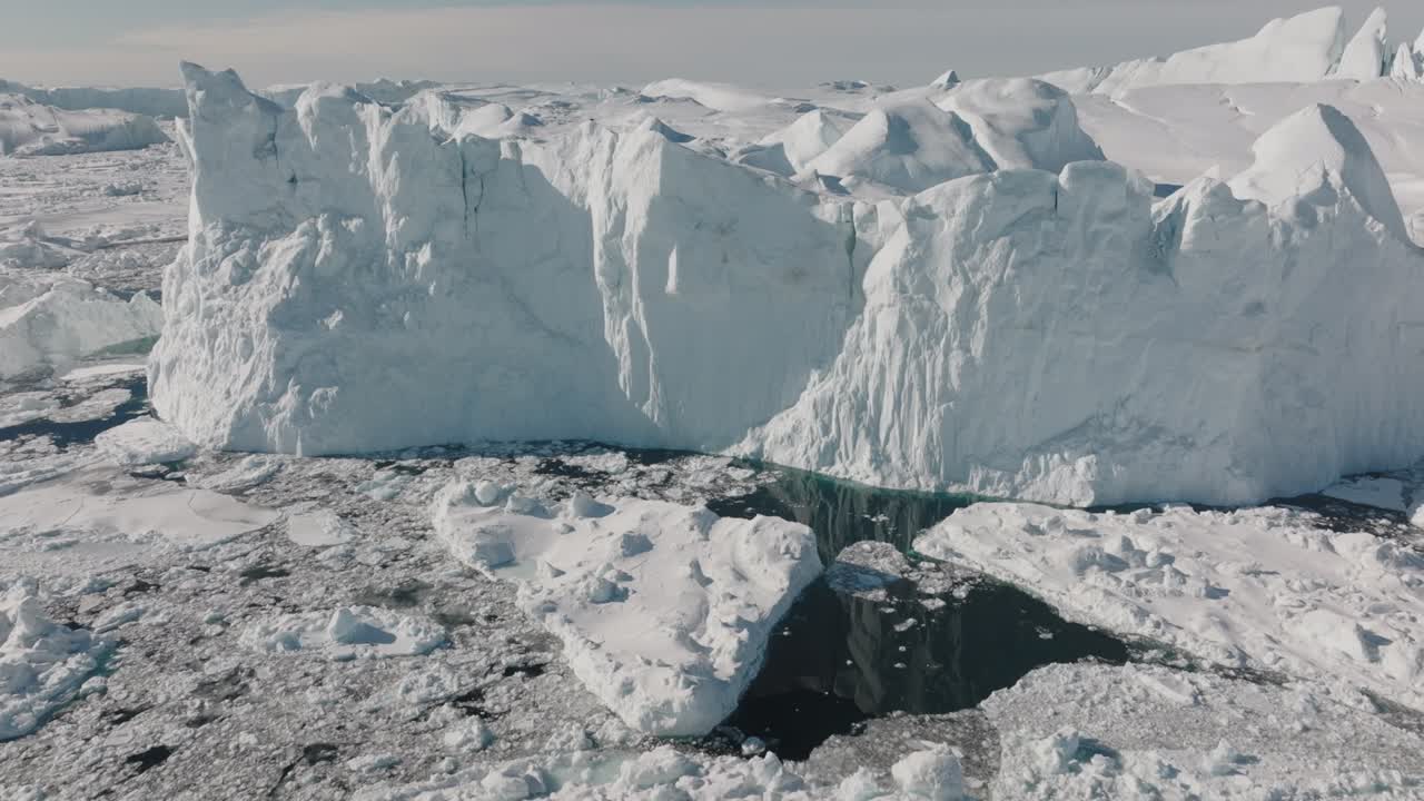avión no tripulado sobre el mar y el hielo del fiordo de hielo de ilulissat