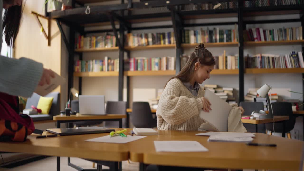 estudiante estudiando en una biblioteca moderna