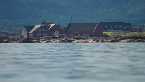 Ein-Küstenfischerdorf-An-Der-Felsigen-Küste-Nordnorwegens