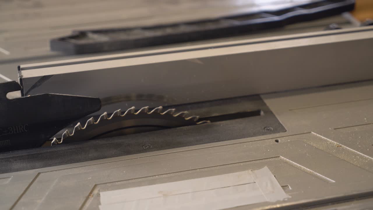 el carpintero termina su trabajo.