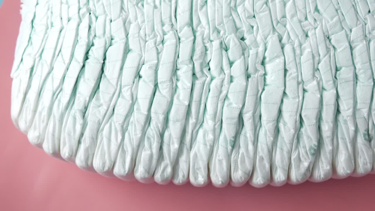 pañales para bebés apilados