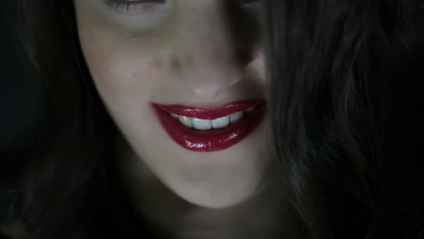 mujer con lápiz labial rojo