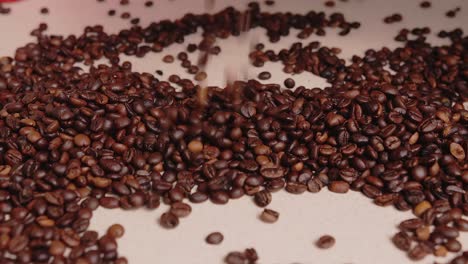 los granos de café caen sobre la mesa