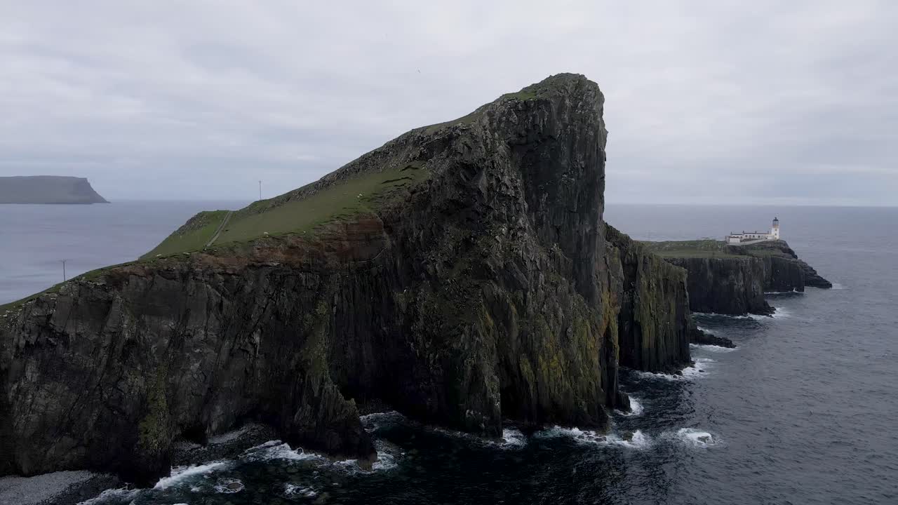 imágenes aéreas de drones de 4k que dan vueltas alrededor de los acantilados de neist point y el faro en la costa de escocia, reino unido