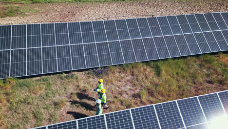 personas, paneles solares e inspección con aviones no tripulados