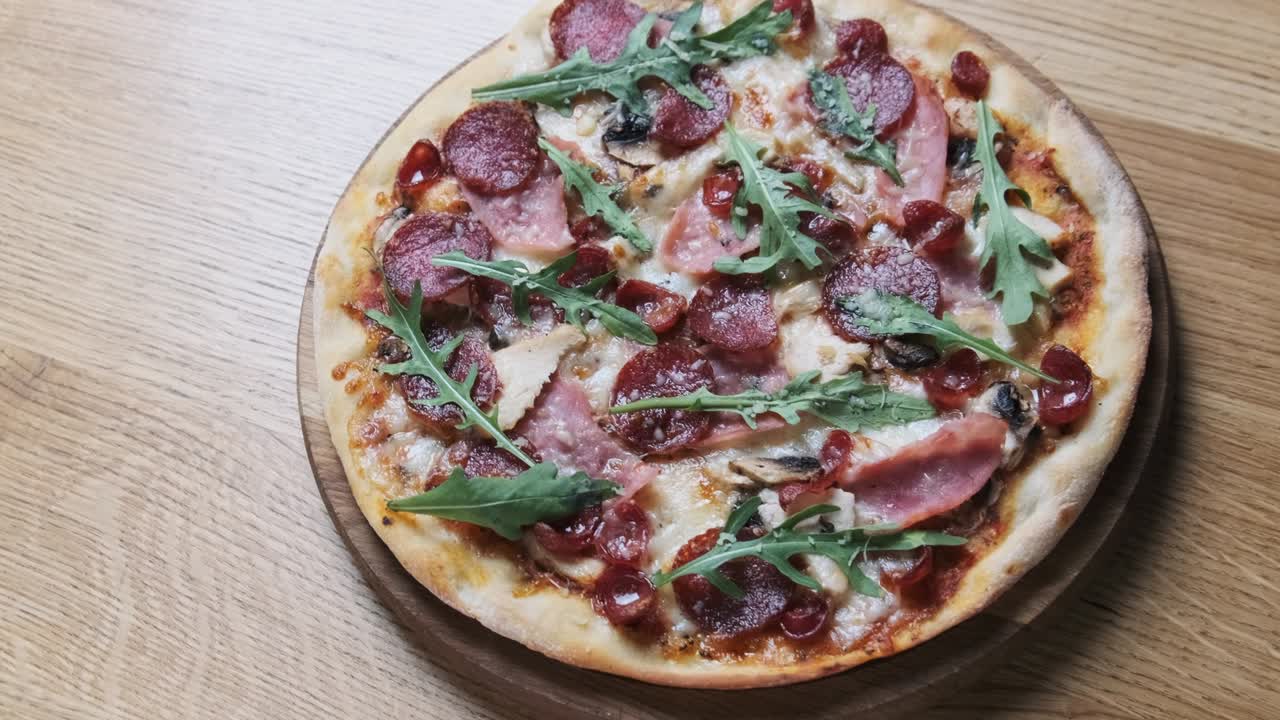 레스토랑 의 나무판 에 식욕 을 게 하는 피자