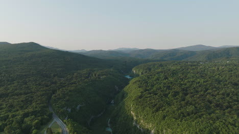 Toma-Aérea-Del-Parque-Nacional-Del-Lago-Plitvice-En-Croacia,-Europa-12