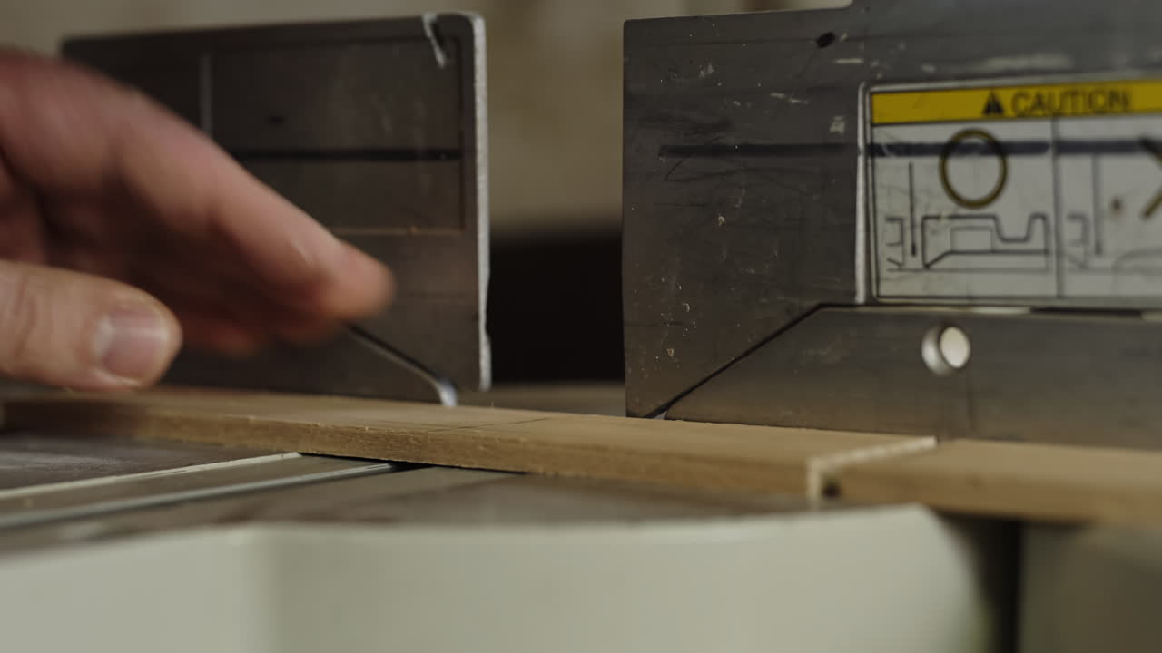 primer plano de un carpintero usando una sierra tronzadora para cortar una tabla de madera