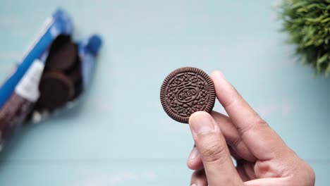 oreo galleta en la mano
