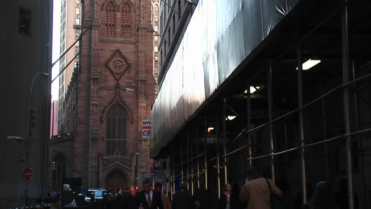 뉴욕 시내에 있는 오래된 카톨릭 교회를 둘러보세요