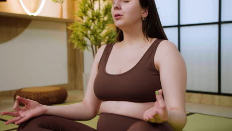 mujer haciendo yoga en el interior