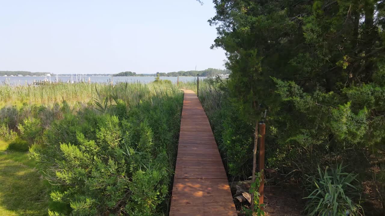 카약이 보이는 도크 위로 날아가는 저공 드론 샷