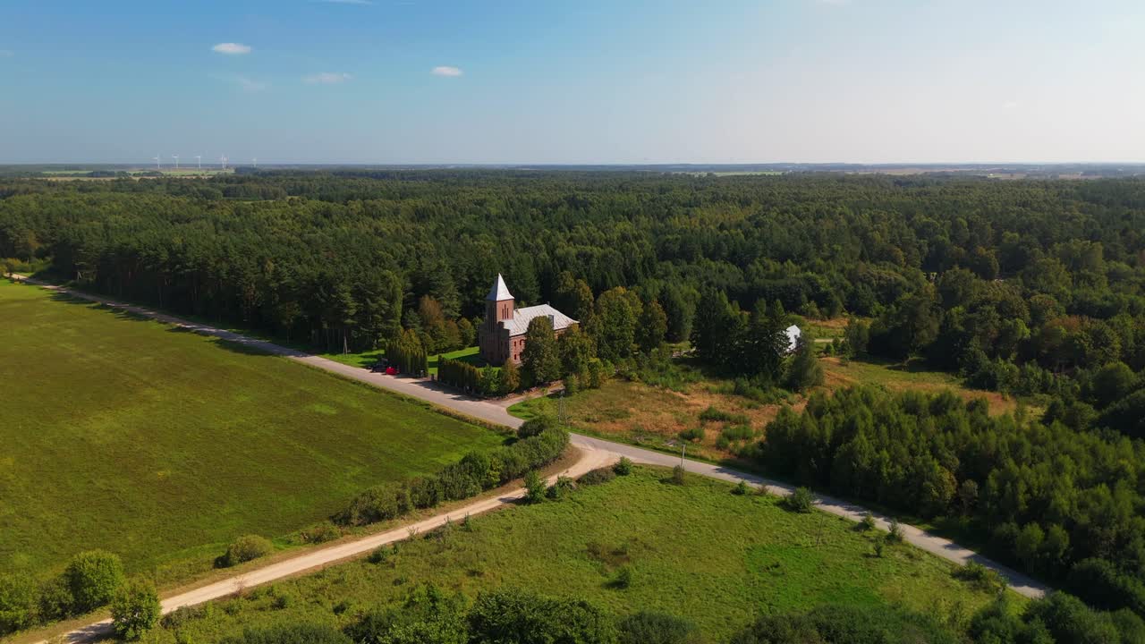 снимка с дрона отдаленной каменной церкви посреди леса в облачный вечер в литване