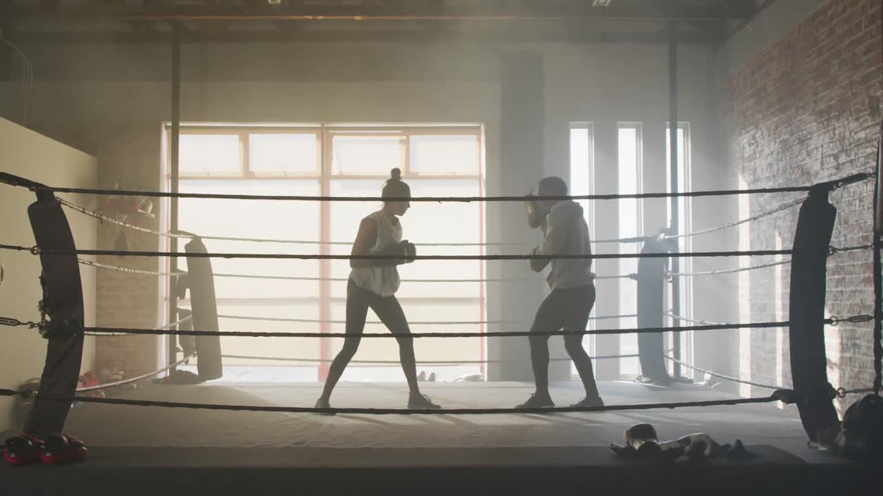 체육관에서 복싱하는 다양한 여성과 남자의 비디오