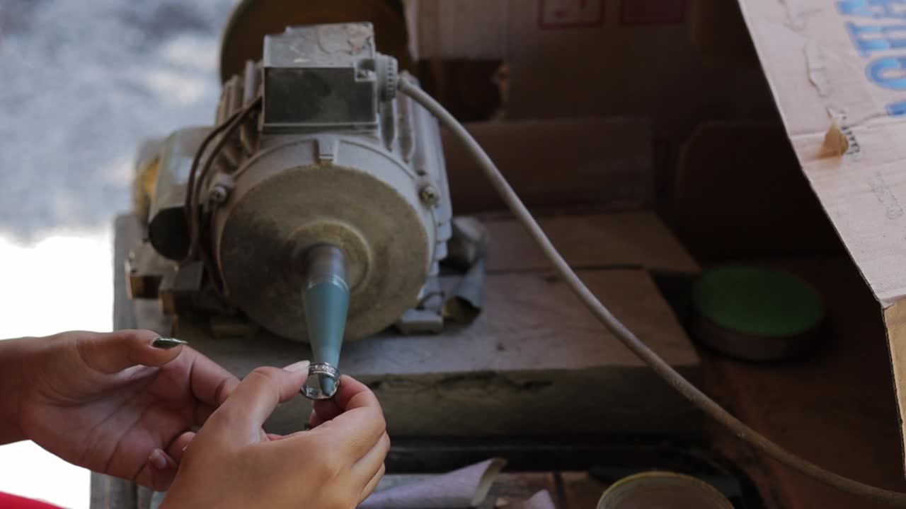 여성 보석업자 손  ⁇ 싱 내부 은 부분 반지