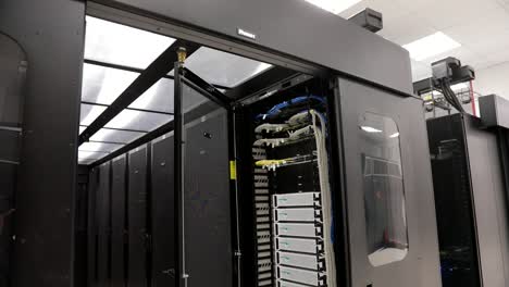 dentro de un centro de datos moderno: filas de servidores y equipos de red