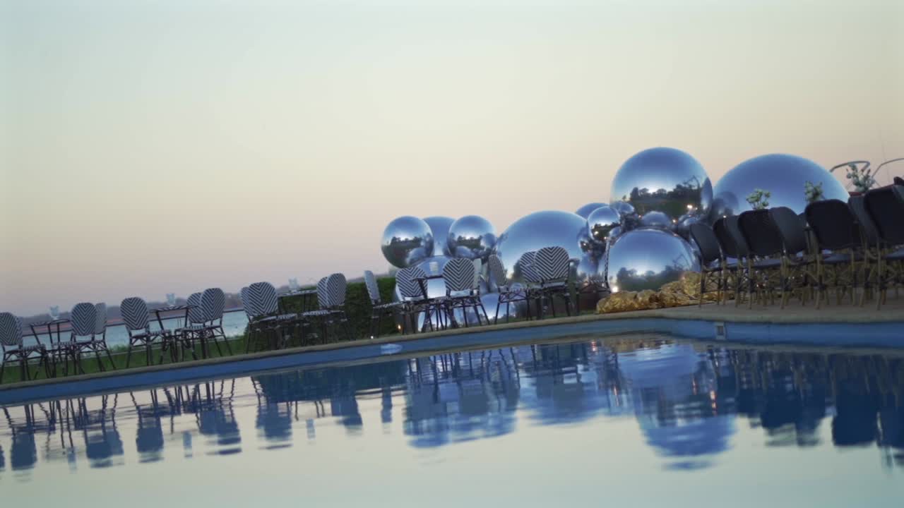 큰 현대적인 은 풍선과 야외 가구로 파티를 위해 장식 된 수영장