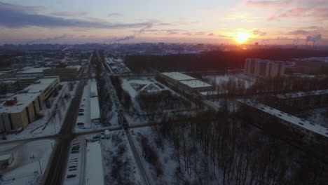 Vista-Aérea-Del-Tren-De-Carga-Cruzando-La-Ciudad-De-Invierno-Al-Amanecer-San-Petersburgo