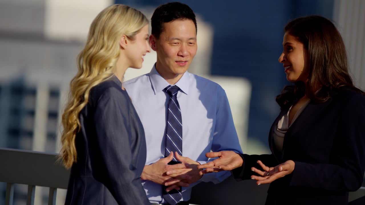 다민족 사업가들이 지붕에서 프로젝트를 계획하고 있습니다.