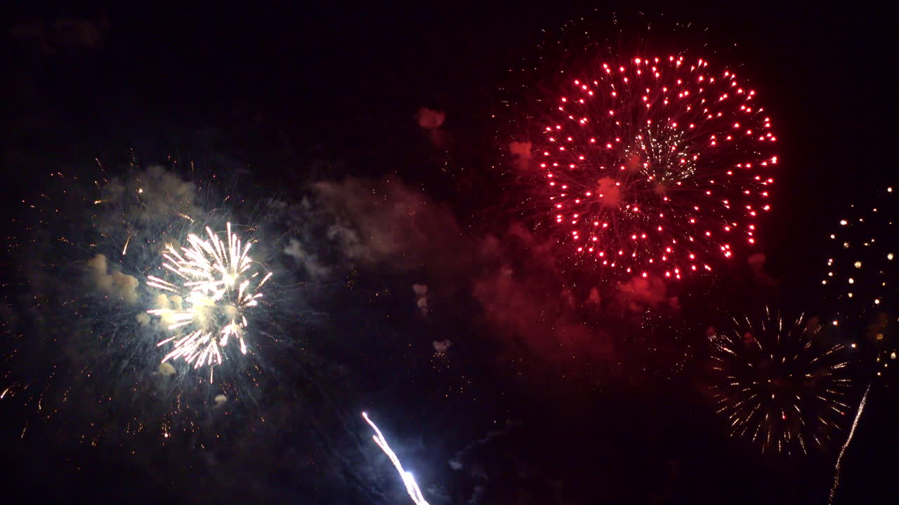 hermosos fuegos artificiales coloridos abstractos explotan en el cielo por la noche un símbolo de celebración en el aniversario de año nuevo para el fondo