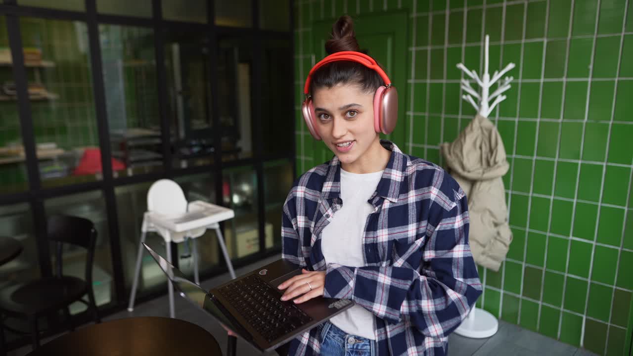 mujer usando una computadora portátil en un café