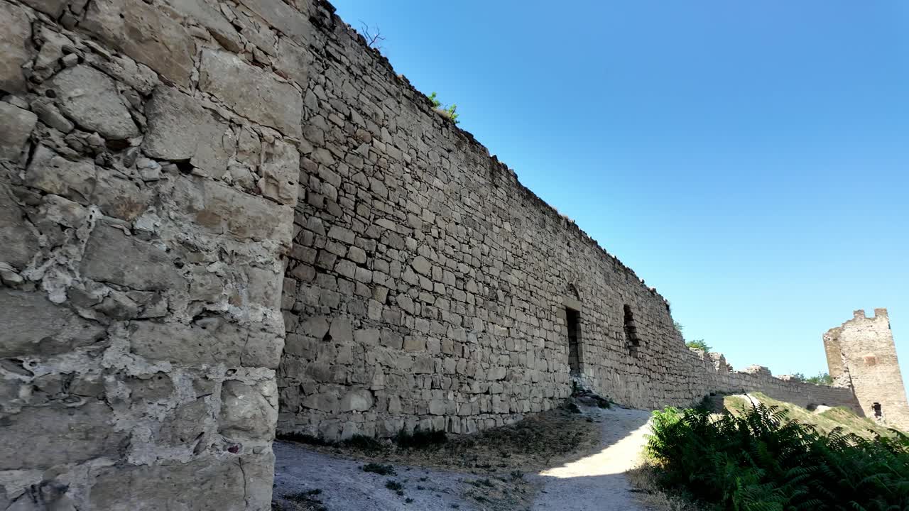 Camminando lungo le mura in pietra della Fortezza Genovese a Feodosia, Crimea
