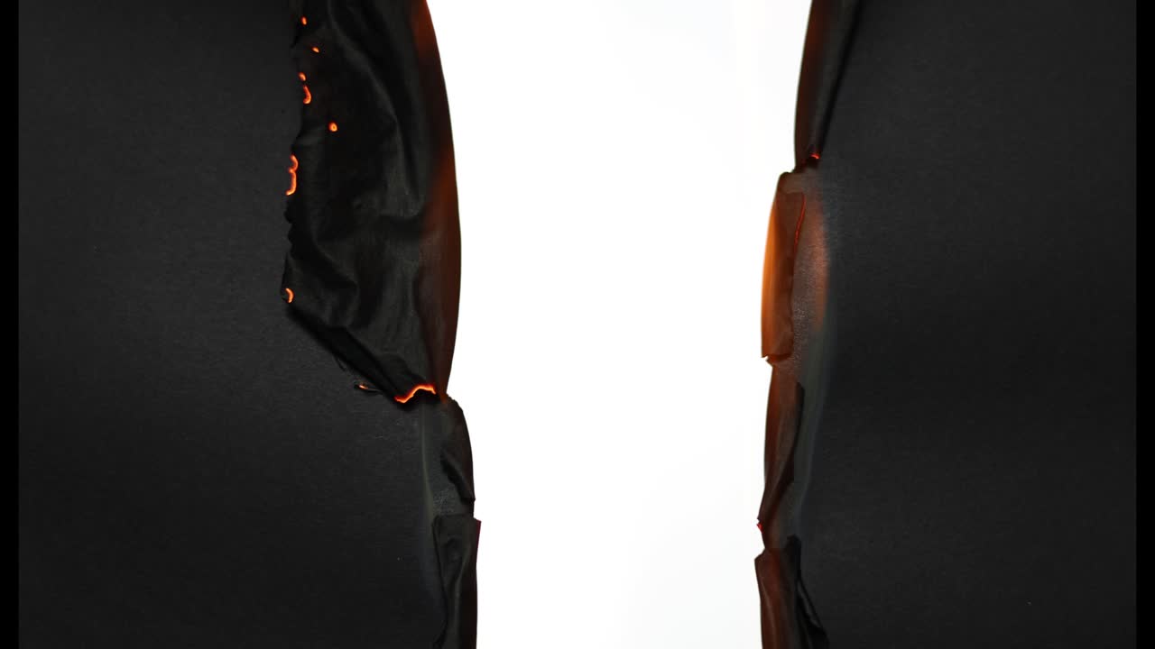 papel negro en llamas