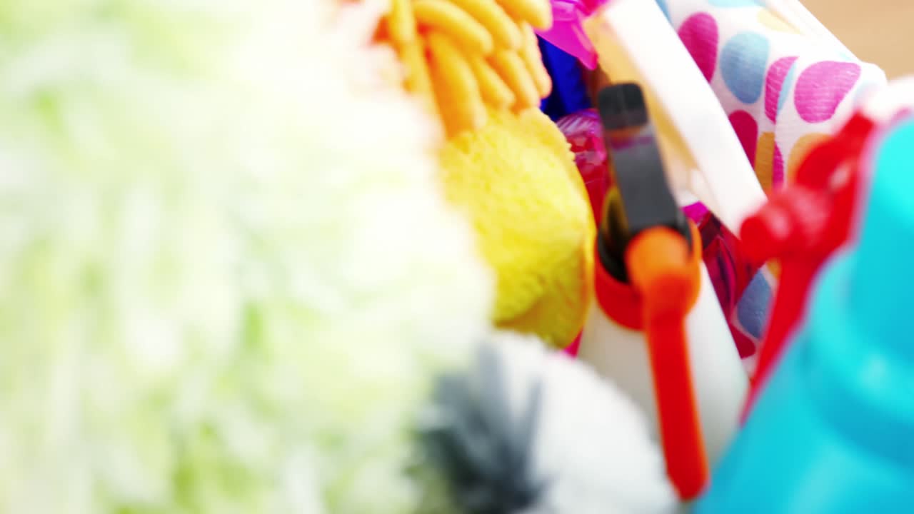 varios suministros de limpieza en un cubo