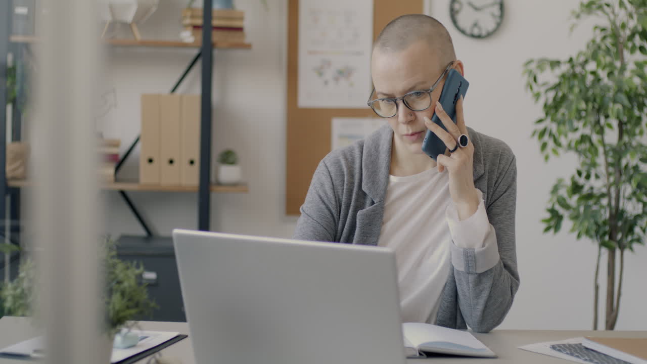 mujer de negocios en el teléfono en la oficina