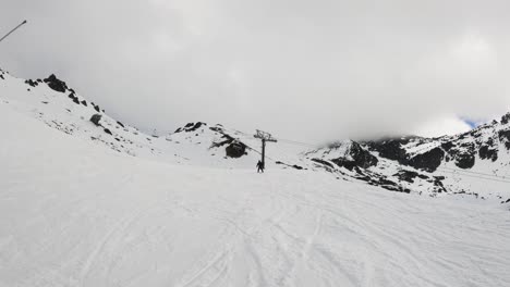 Leute,-Die-Im-Schnee-Skifahren-Und-Skilifte-Fahren,-Im-Legendären-Skiresort-Der-Bemerkenswerten-In-Queenstown,-Neuseeland